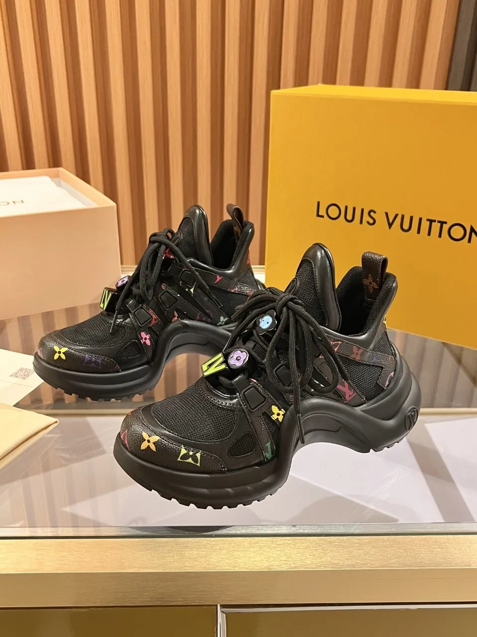 👟👟Ex-factory price 720👟👟 This three-color LV is different. 2025 new Murakami Takashi co-branded black three-color LV fancy button model Archlight donkey brand hardware casual sports dad shoes with an increased heel height of about 5.5cm, 35-41 white letter buckle